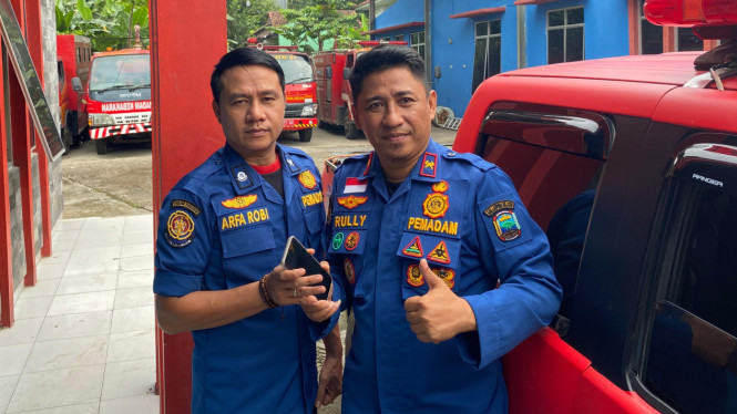 Damkarmat Lampung Selatan temuukan HP wisatawan tertinggal.
