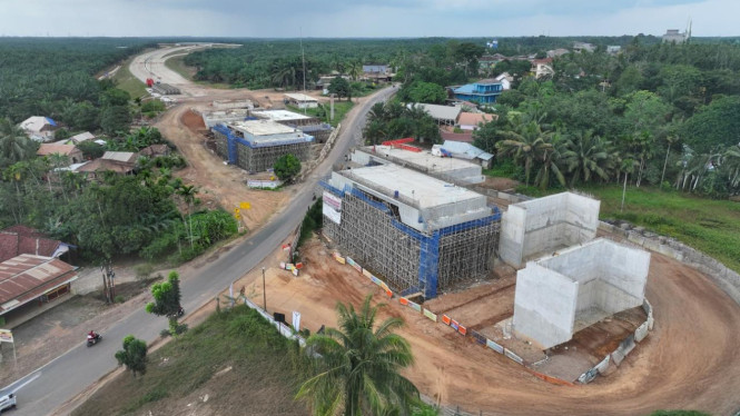 Pekerjaan overpass Tol Palembang–Betung seksi 3.