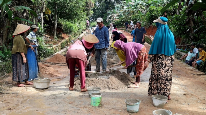 Warga Sriwungu Cor jalan