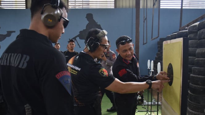 Kapolda Lampung ikuti latihan menembak di Satbrimobda Lampung.
