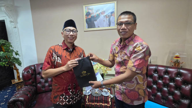Ketua PWI Lampung menyerahkan undangan HPN kepada Gubernur.