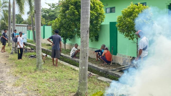 Warga Dusun Banyumas Gotong-royong bersihkan lingkungan masjid.