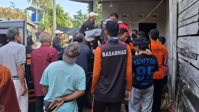 Petugas evakuasi nakibat perahu terbalik di Pesisir Barat.
