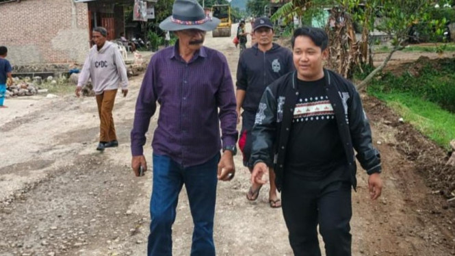 Jalan rusak di Gadingrejo, Kabupaten Pringsewu ditinjau anggota dewan.