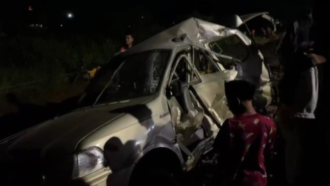 Mobil kijang ringsek ditabrak kereta babaranjang di Lampung Utara.