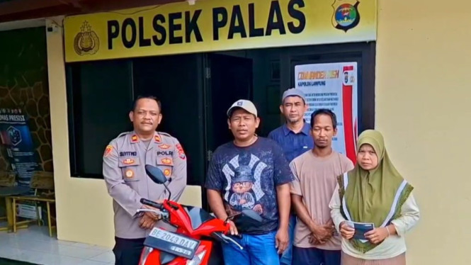 Polsek Palas kembalikan motor korban.