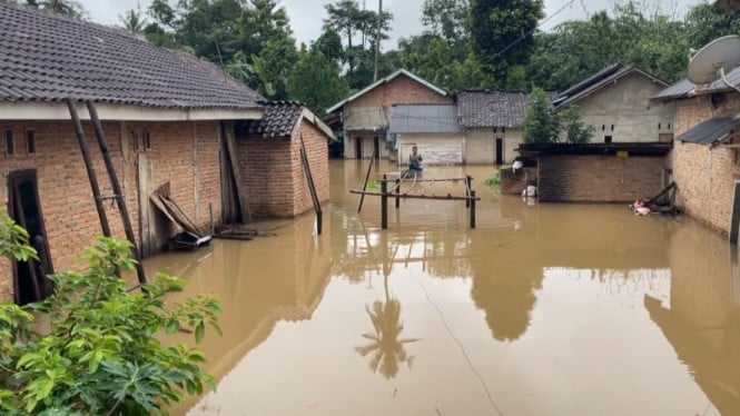Ratusan rumah di Lampung Utara terendam banjir.