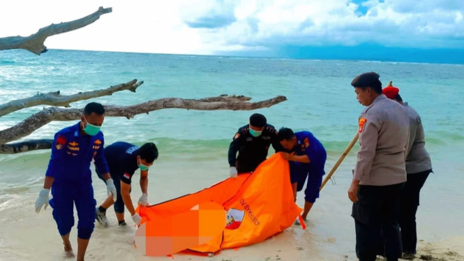 Penemuan mayat tanpa kepala di Pantai Pesisir Barat.