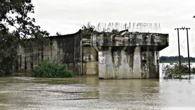 Penyangga jembatan yang belum selesai dibangun