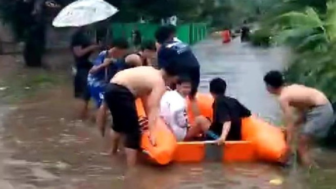 Sungai meluap rendam puluhan rumah warga di Lampung Utara.