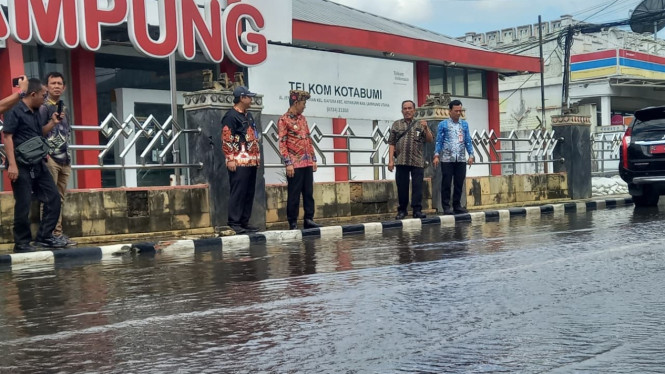 Wakil Bupati Lampung Utara, Romli meninjau genangan air.
