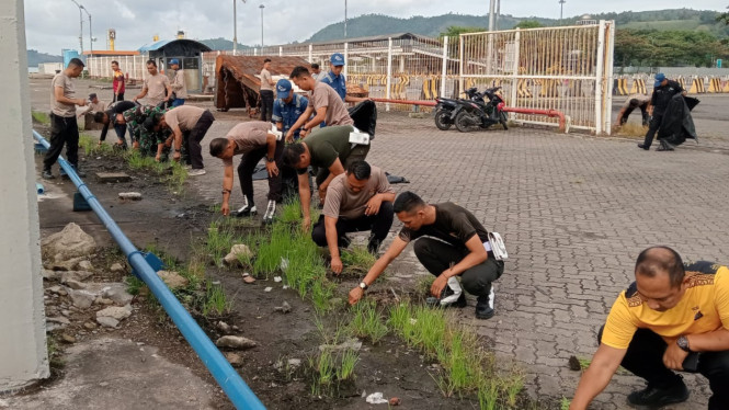 Petugas gabungan gelar kegiatan bersih-bersih di Pelabuhan Bakauheni