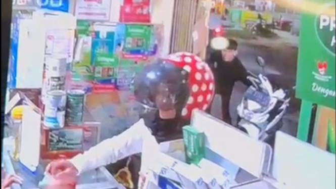 Pencuri gasak handphone di dasbord motor saat korban di apotek.