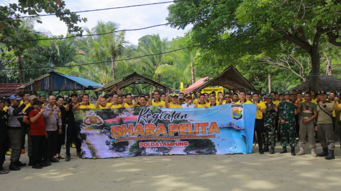 Polda Lampung terjunkan 500 personel bersihkan pantai.