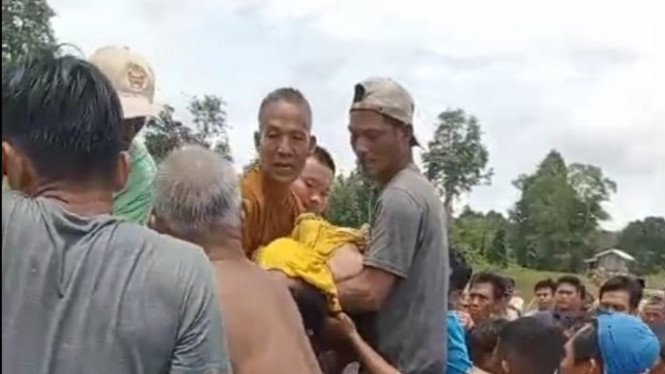 Evakuasi pelajar SMA tewas tenggelam di Sungai Berudan.