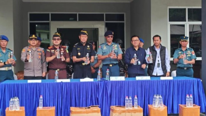 RIbuan botol arak Bali tanpa dokumen diamankan Lanal Lampung.
