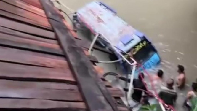 Angkutan desa terjun ke Sungai Way Tebu, Kabupaten Tanggamus.