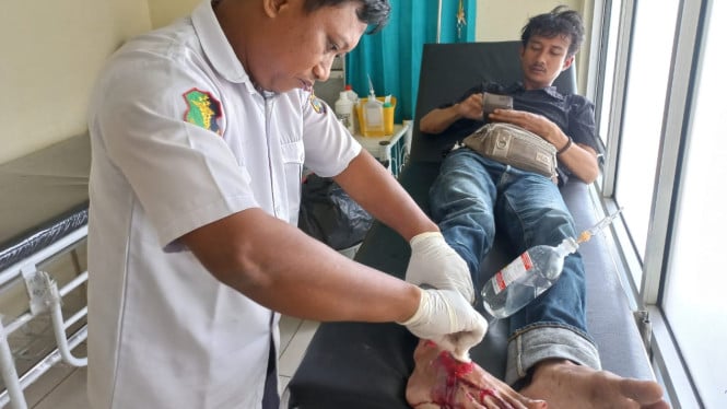 Korban kecelakaan menjalani perawatan medis dari Sie Dokkes.