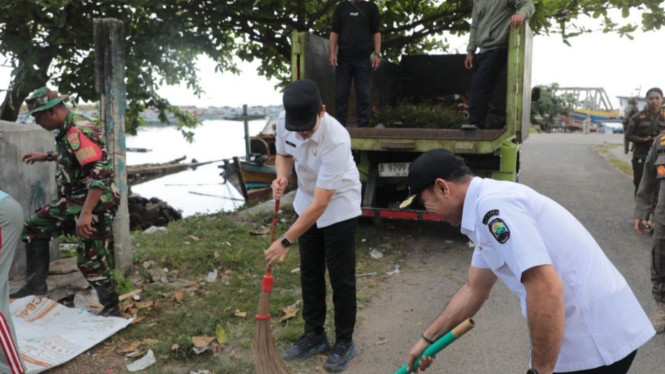 Bupati Egi pimpin aksi bersih-bersih di Dermaga Bom Kalianda.