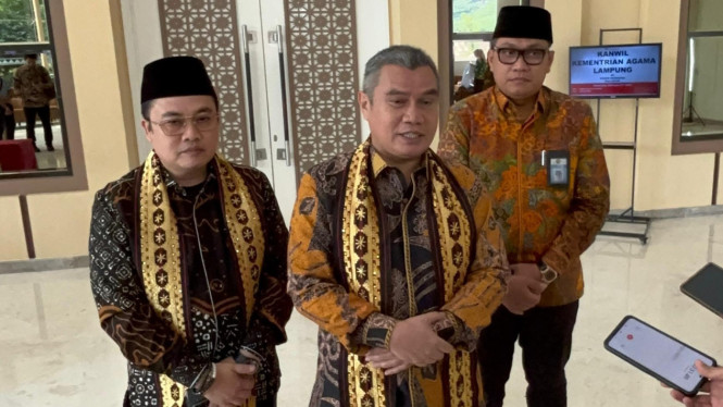 Irjen Kemenag RI Khairunas (tengah) saat diwawancarai wartawan.