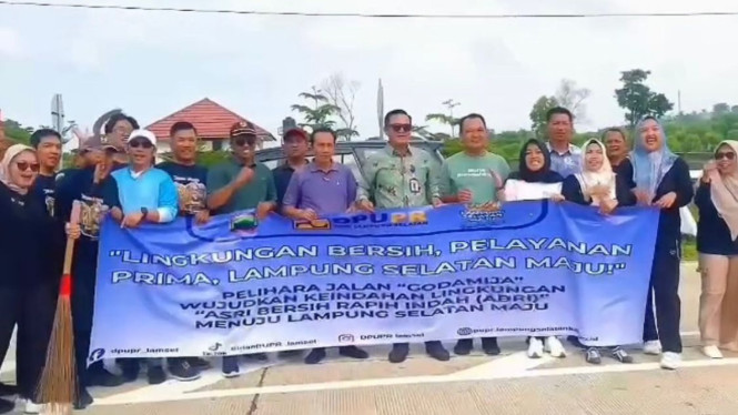 Dinas PUPR Kabupaten Lampung Selatan bersih-bersih lingkungan.