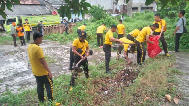 Polres Lampung Selatan bersih-bersih eks kantor pos lama Kalianda.