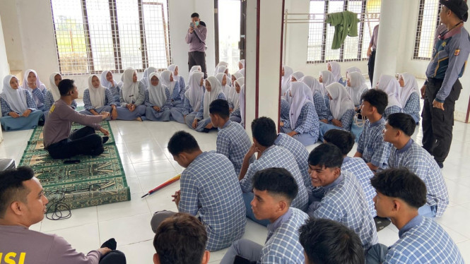 Kegiatan trauma healing di SMA Negeri 1 Meureudu, Pidie Jaya, Aceh.