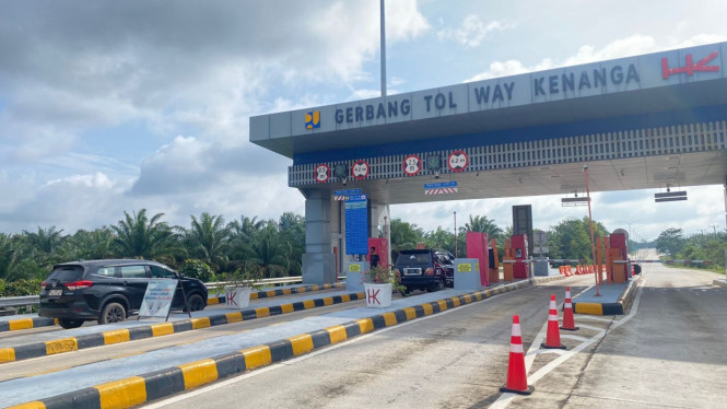 Arus kendaraan pada libur Imlek di ruas tol Way Kenanga, Lampung.
