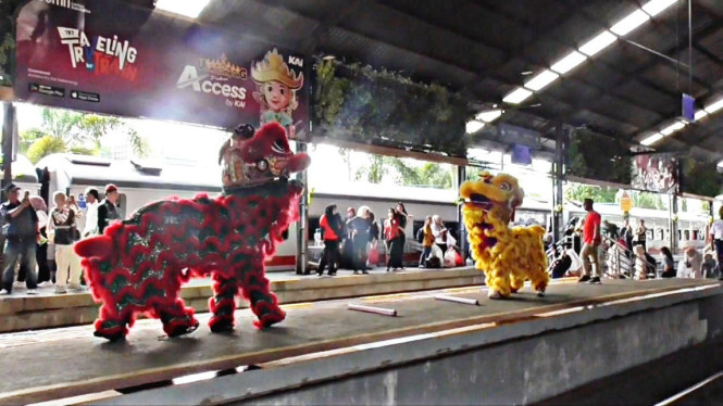 Pertunjukan barongsai di stasiun Tanjung Karang