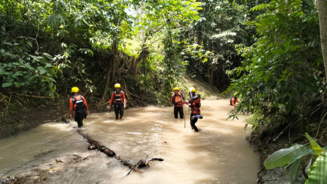 Tim SAR gabungan perluas area pencarian remaja tenggelam.