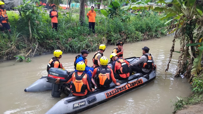 Polairud Lampung Selatan lakukan pencarian korban hanyut di Sungai.