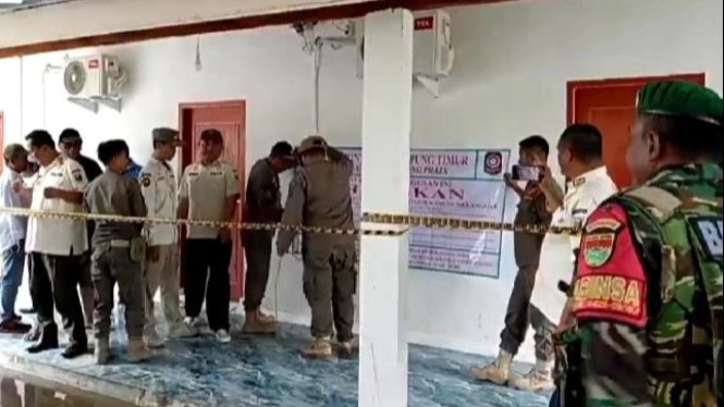 Petugas gabungan tutup tempat karaoke di Braja Selebah, Lamtim.
