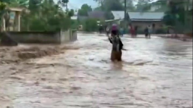 Hujan deras guyur Pringsewu, jalan jalinbar Pringsewu terendam banjir.