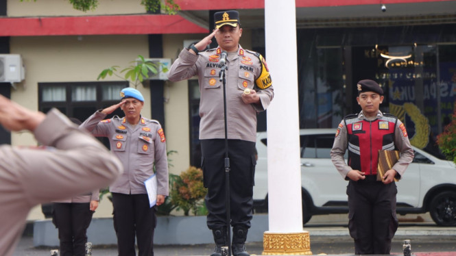 Kapolres Pesawaran, AKBP Alvie Granito P memimpin apel pagi.