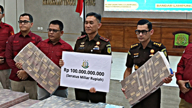 Kajati Lampung memperlihatkan uang Rp 100 Miliar yang dititipkan
