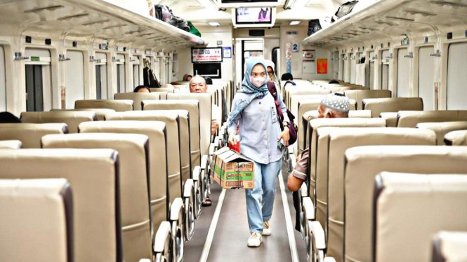 Ilustrasi penumpang perempuan di kereta api