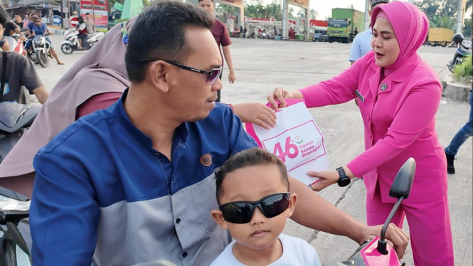 Bhayangkari Lampung Seltatan bagikan akjil ke pengendara.