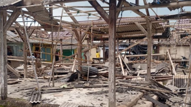 Atap rumah porak poranda usai diterjang angin puting beliung.