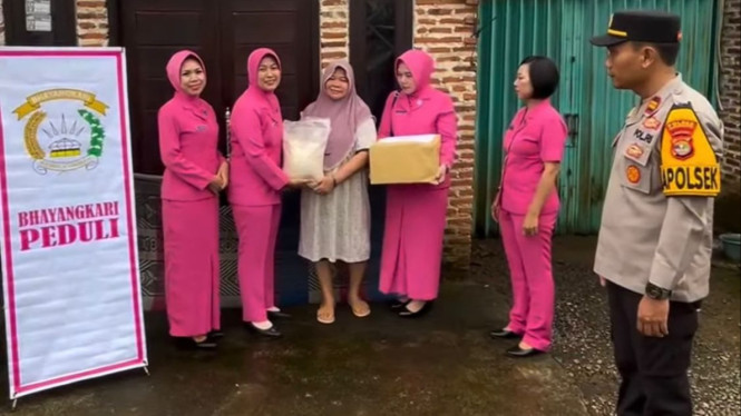Bhayangkari Polsek Katibung berikan bantuan sembako ke warga.