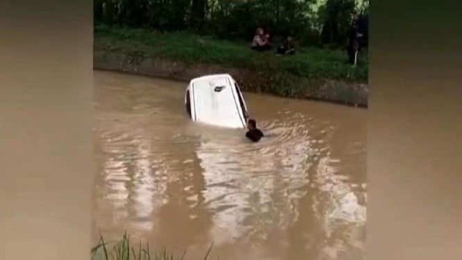 Warga nekat ceburkan diri selamatkan korban mobil terjun bebas.