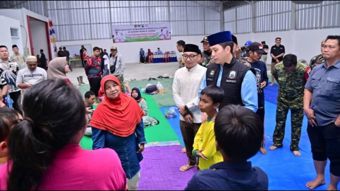 Warga mengungsi di Gedung KDMP Margo Agung.