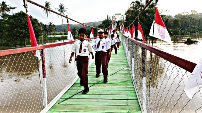 Anak-anak sekolah melintasi Jembatan Garuda di Pringsewu