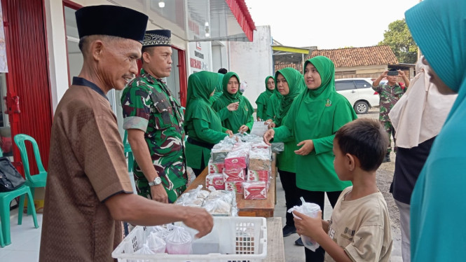 Koramil 421-03 Penengahan berbagi takjil ke warga di Ketapang.