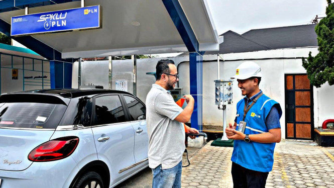 Petugas PLN sedang membantu pelanggan