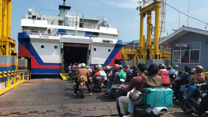 Arus penumpang dan kendaraan Jawa–Sumatera menaiki kapal.