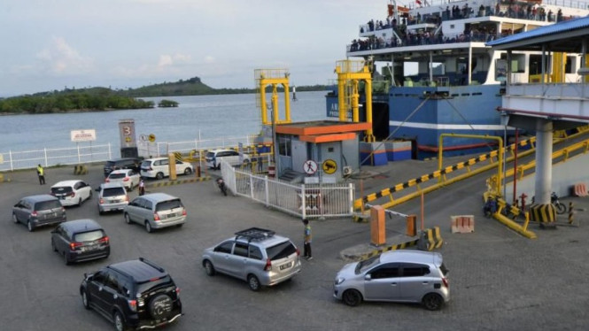 Antrian kendaraan di Pelabuhan Bakauheni, Lampung.