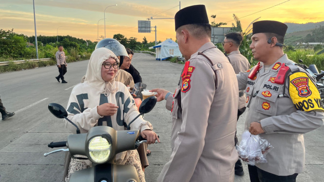 Polsek KSKP Bakauheni bagikan takjil gratis bagi pemudik.