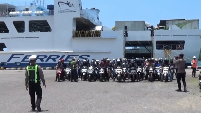 Pemudik roda dua dari Pulau Jawa tiba di Bakauheni, Lampung.