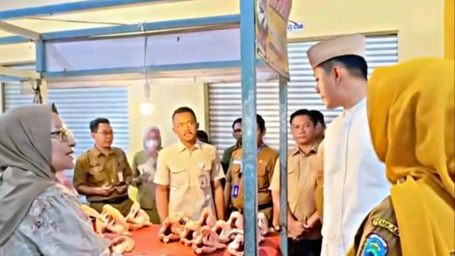 Pengecekan harga di Pasar Natar