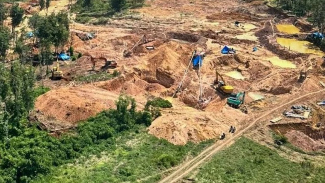 Aktivitas tambang emas ilegal di Kabupaten Way Kanan, Lampung.